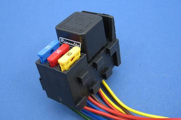 Relay socket with 3 fuses