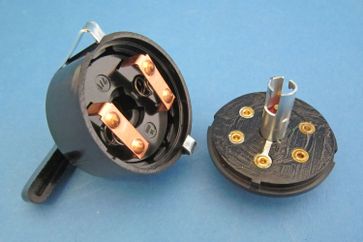 Interrupteur rotatif – levier en plastique noir et lampe d'avertissement rouge intégrale.
