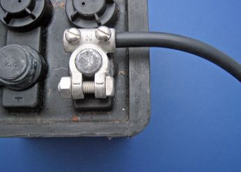 Quick disconnect battery terminals (without fuse)